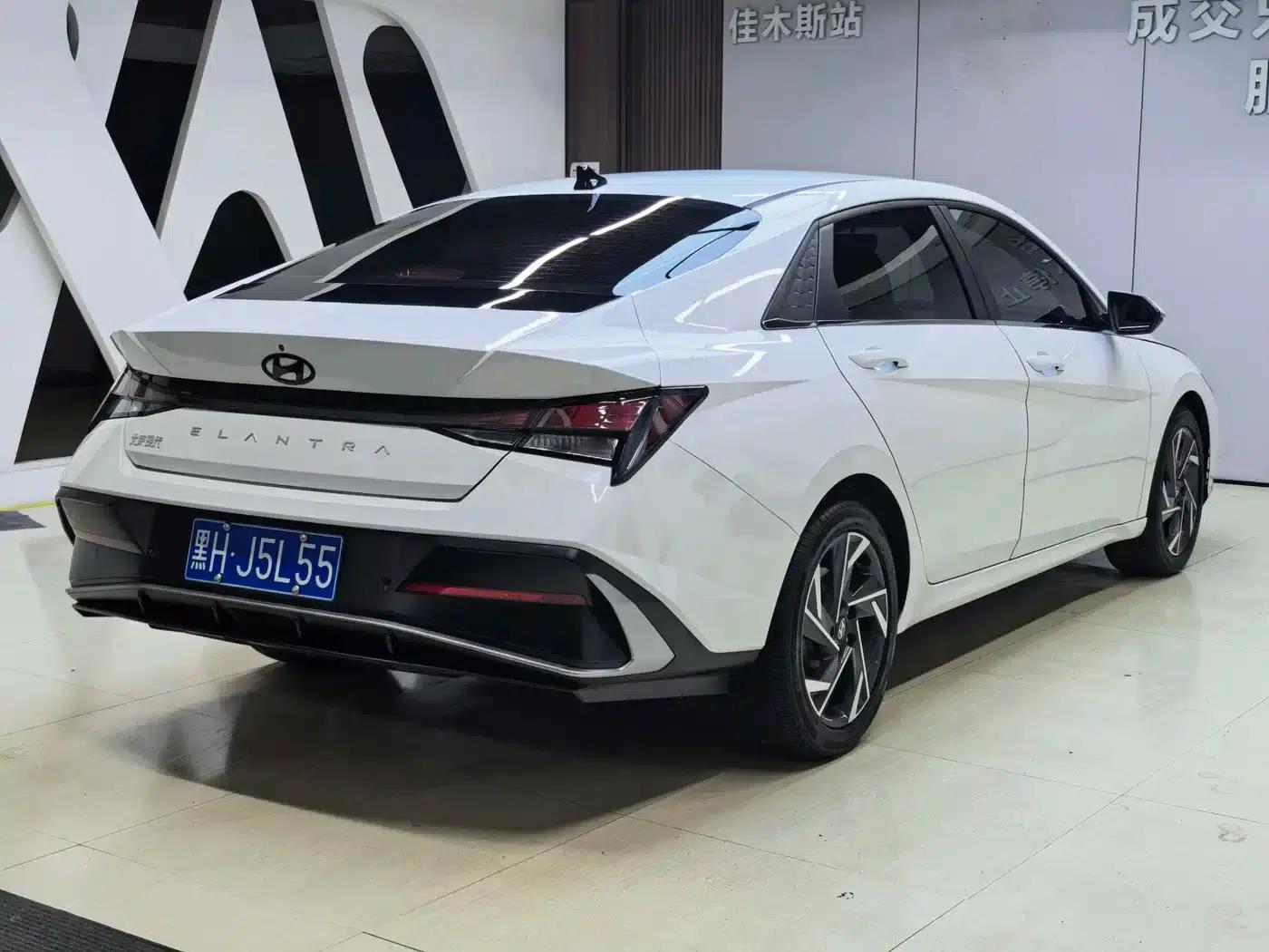 Hyundai Elantra 2023 1.5L CVT GLX Elite Edition — миниатюра 4