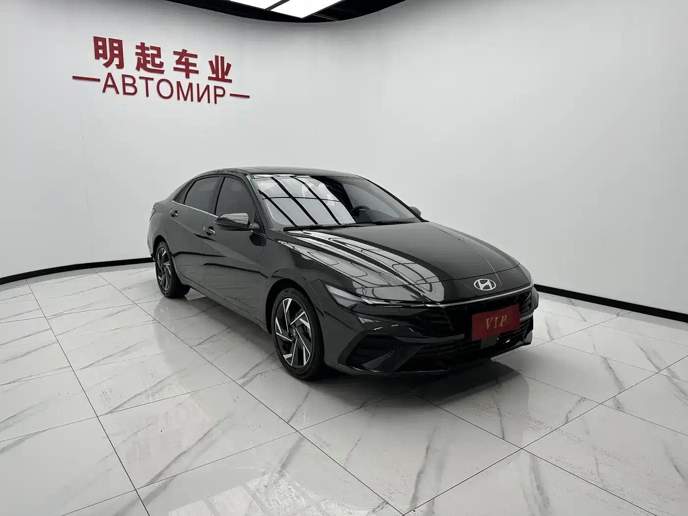 Hyundai Elantra 2023 1.5L CVT LUX Premium Edition — миниатюра 3