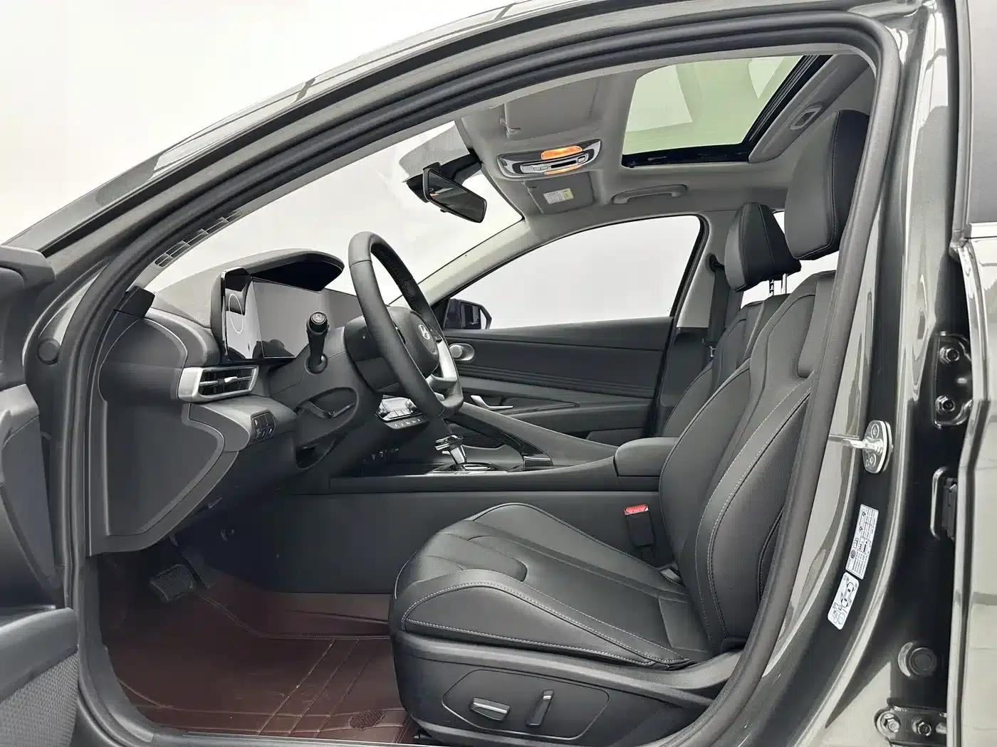 Hyundai Elantra 2023 1.5L CVT LUX Premium Edition — миниатюра 5