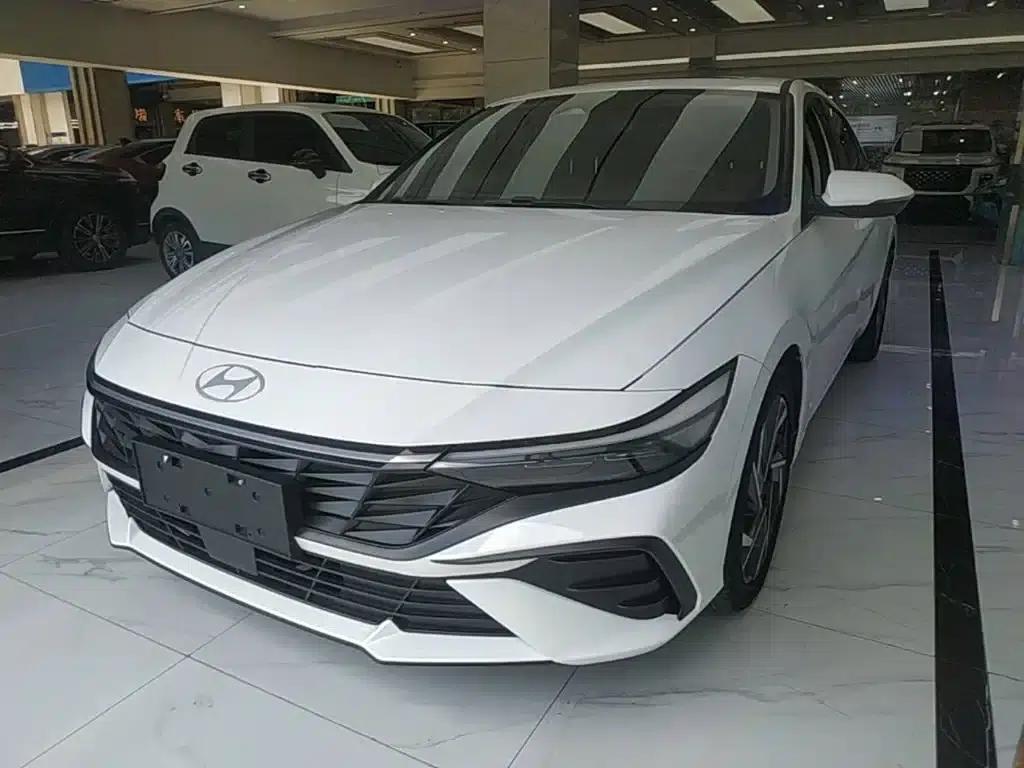 Hyundai Elantra 2023 1.5L CVT LUX Premium Edition — миниатюра 2