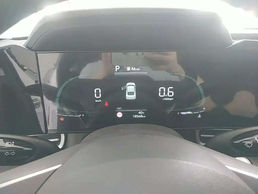 Hyundai Elantra 2023 1.5L CVT LUX Premium Edition — миниатюра 12