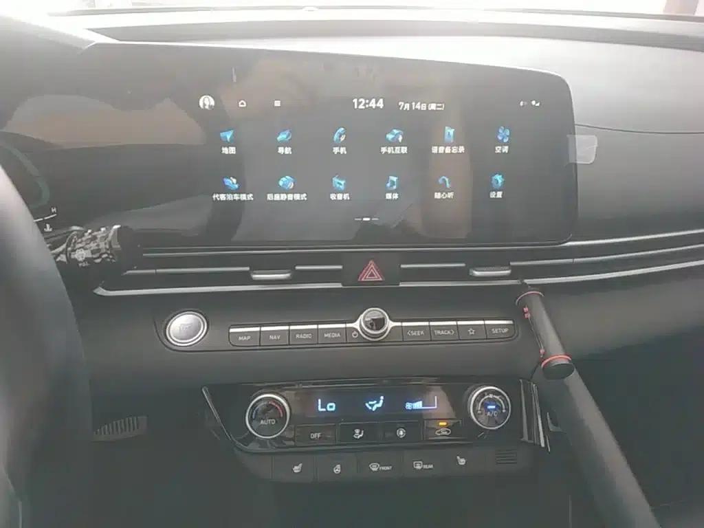 Hyundai Elantra 2023 1.5L CVT LUX Premium Edition — миниатюра 13