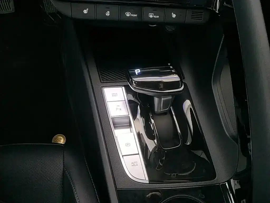 Hyundai Elantra 2023 1.5L CVT LUX Premium Edition — миниатюра 14
