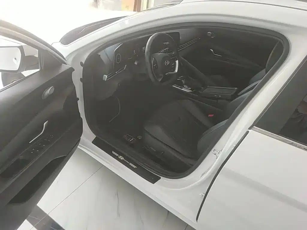 Hyundai Elantra 2023 1.5L CVT LUX Premium Edition — миниатюра 16