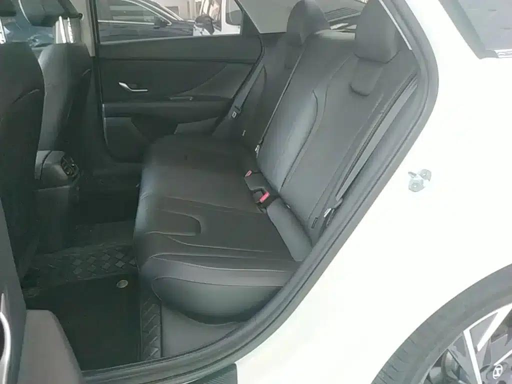 Hyundai Elantra 2023 1.5L CVT LUX Premium Edition — миниатюра 17