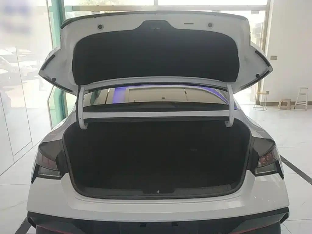 Hyundai Elantra 2023 1.5L CVT LUX Premium Edition — миниатюра 19