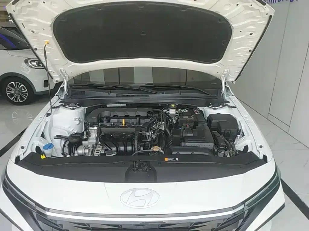 Hyundai Elantra 2023 1.5L CVT LUX Premium Edition — миниатюра 20