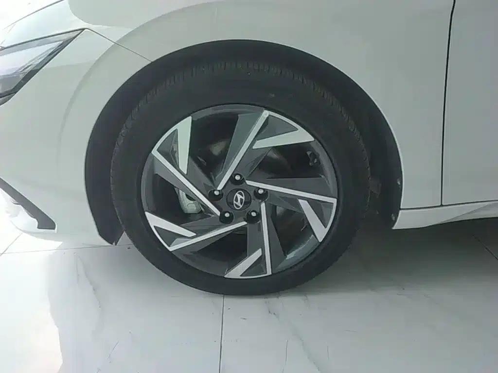 Hyundai Elantra 2023 1.5L CVT LUX Premium Edition — миниатюра 23