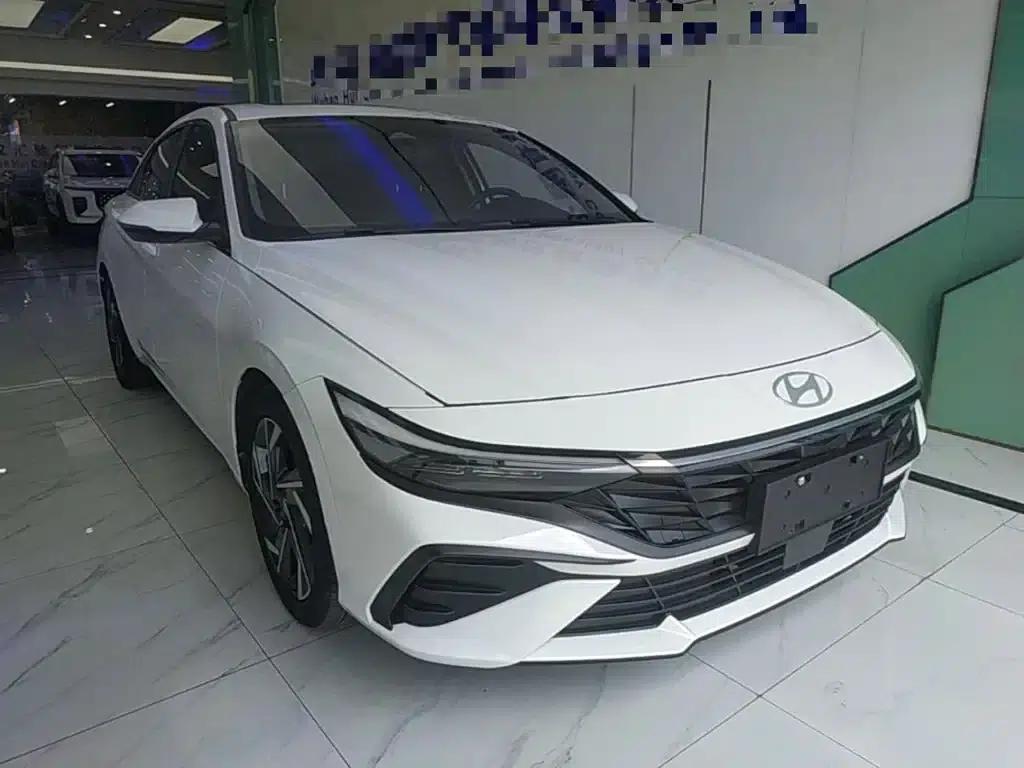 Hyundai Elantra 2023 1.5L CVT LUX Premium Edition — миниатюра 4