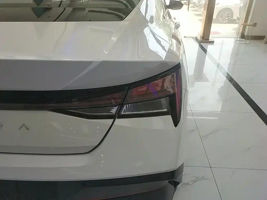 Hyundai Elantra 2023 1.5L CVT LUX Premium Edition — миниатюра 8