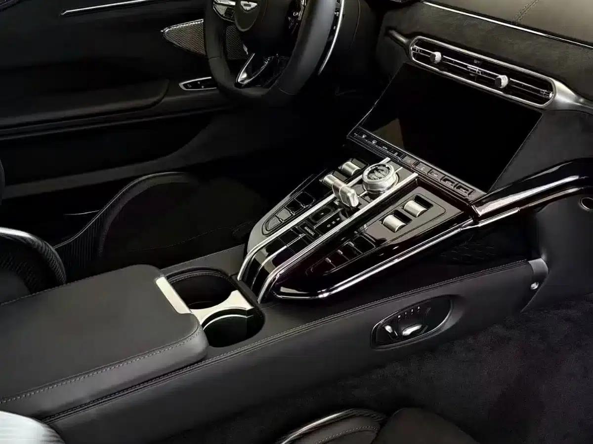2024 V8 Vantage 4.0T V8 Coupe — миниатюра 13