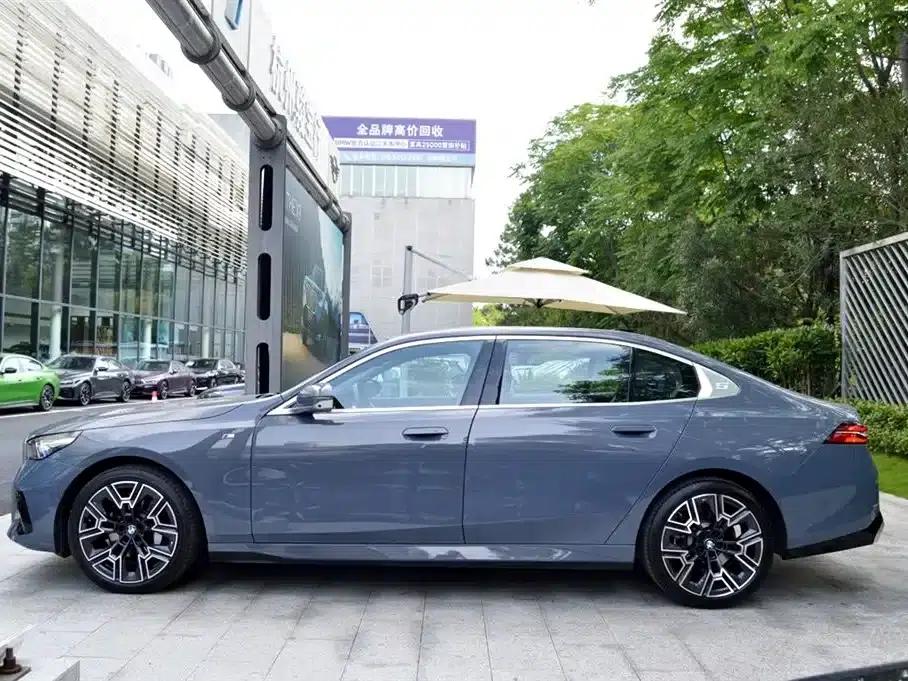 2024 BMW 5 Series 530Li Luxury M Sport Package — миниатюра 2