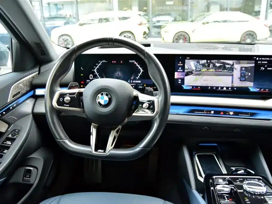 2024 BMW 5 Series 530Li Luxury M Sport Package — миниатюра 11