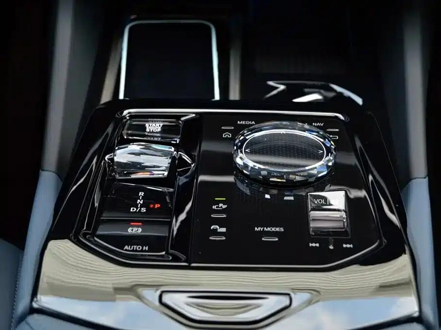 2024 BMW 5 Series 530Li Luxury M Sport Package — миниатюра 13