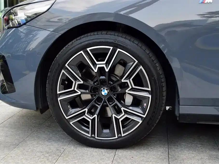 2024 BMW 5 Series 530Li Luxury M Sport Package — миниатюра 9