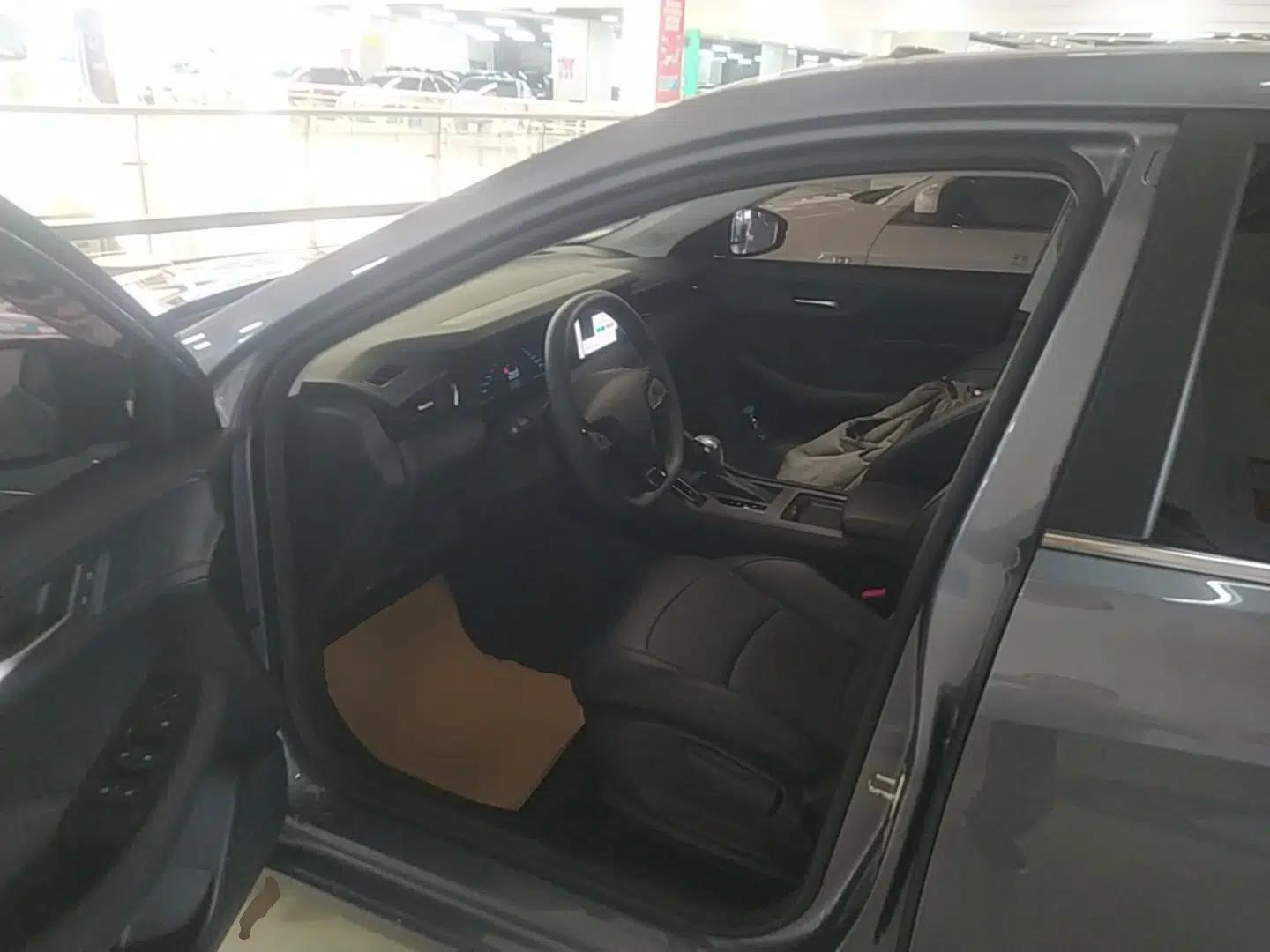 Roewe i5 2023 1.5L CVT Luxury Edition — миниатюра 18