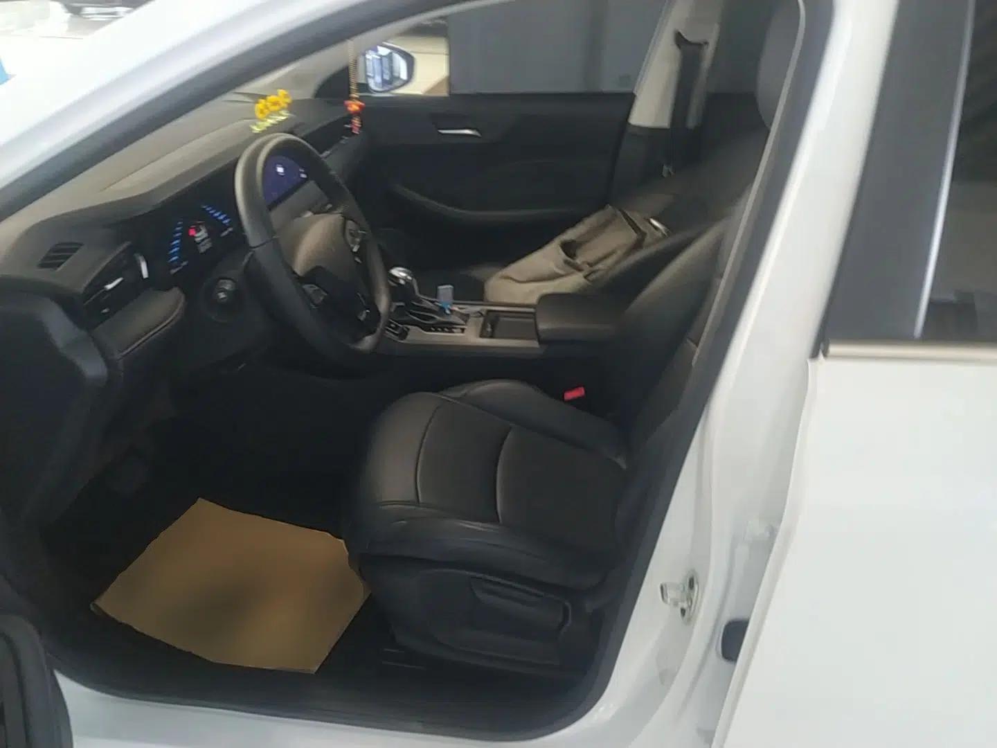 Roewe i5 2023 1.5L CVT Luxury Edition — миниатюра 17