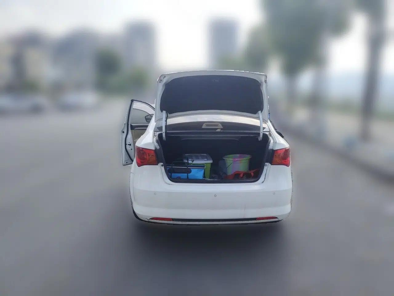 Roewe 350 2015 1.5L Automatic Luxury Sunroof Edition — миниатюра 5