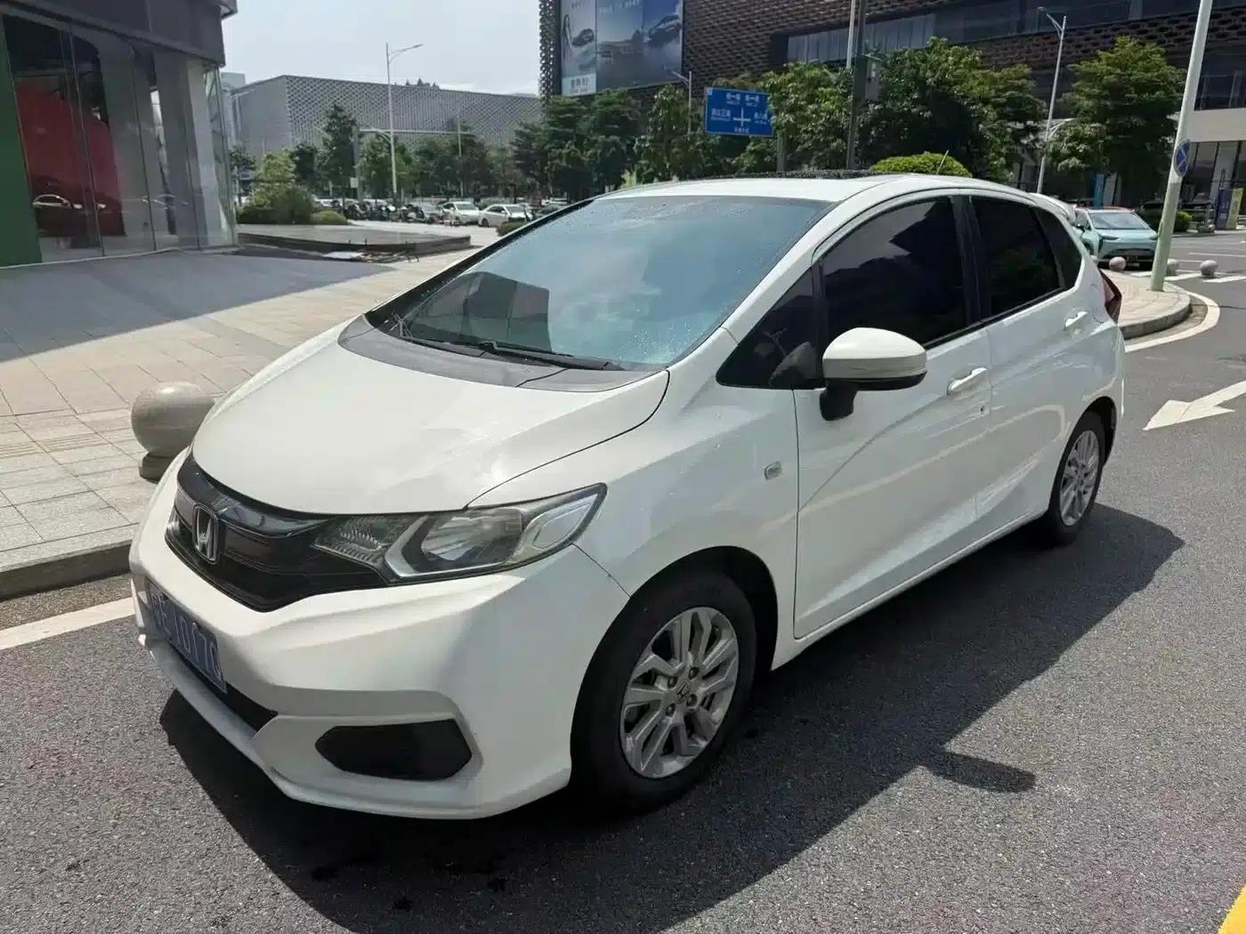 Honda Fit 2018 1.5L CVT Comfort Sunroof Edition — миниатюра 1