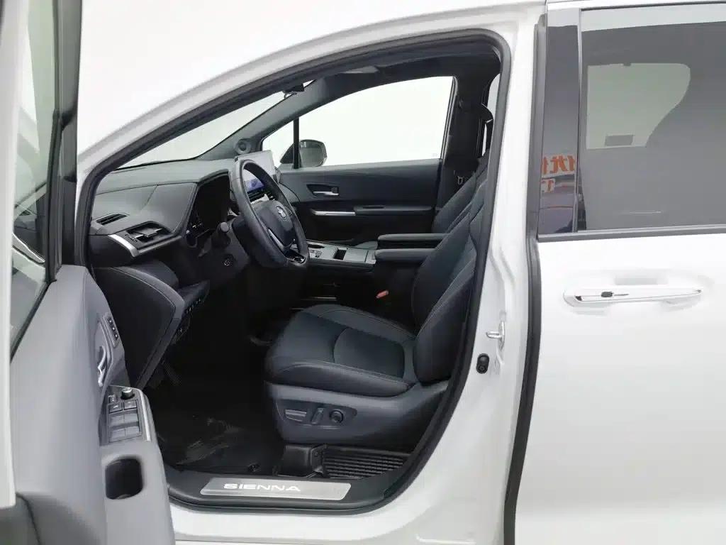 2024 Sienna 2.5L Hybrid Platinum Edition — миниатюра 10