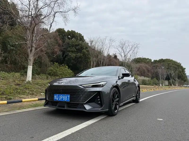 Changan UNI-V 2022 1.5T Premium Edition — миниатюра 1