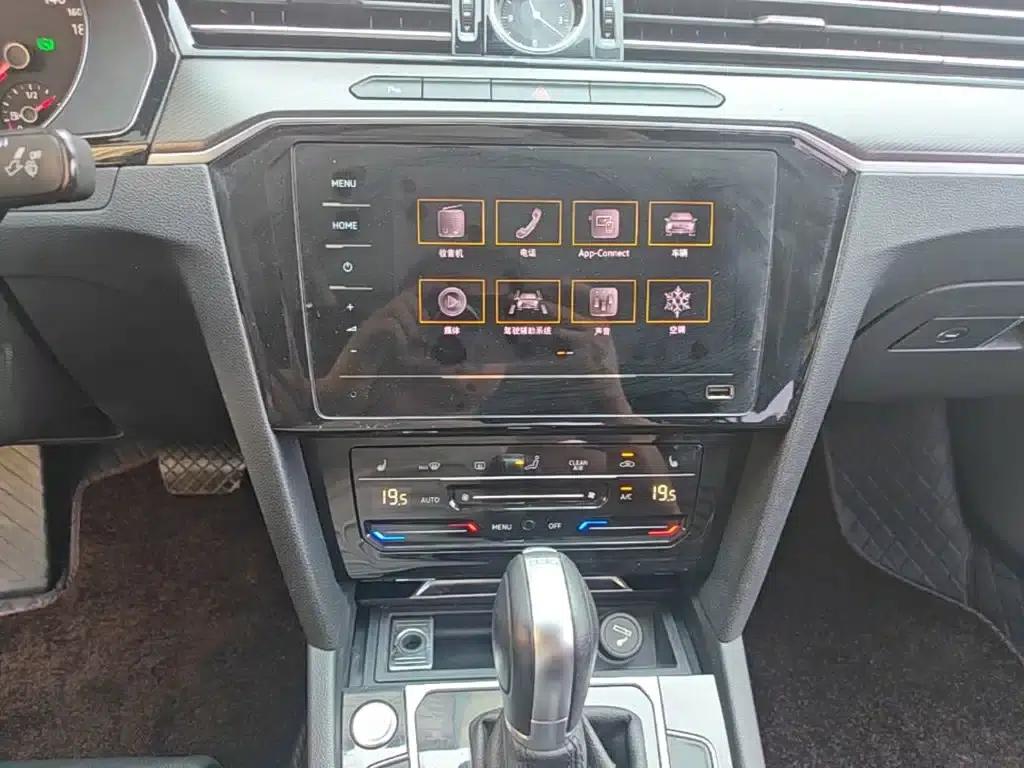 2020 Volkswagen Passat 330TSI DSG Leading Edition — миниатюра 13