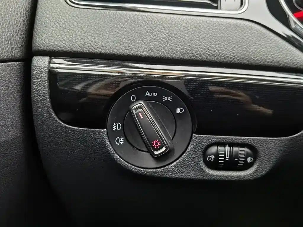 2018 Volkswagen Sagitar 280TSI DSG Luxury — миниатюра 21