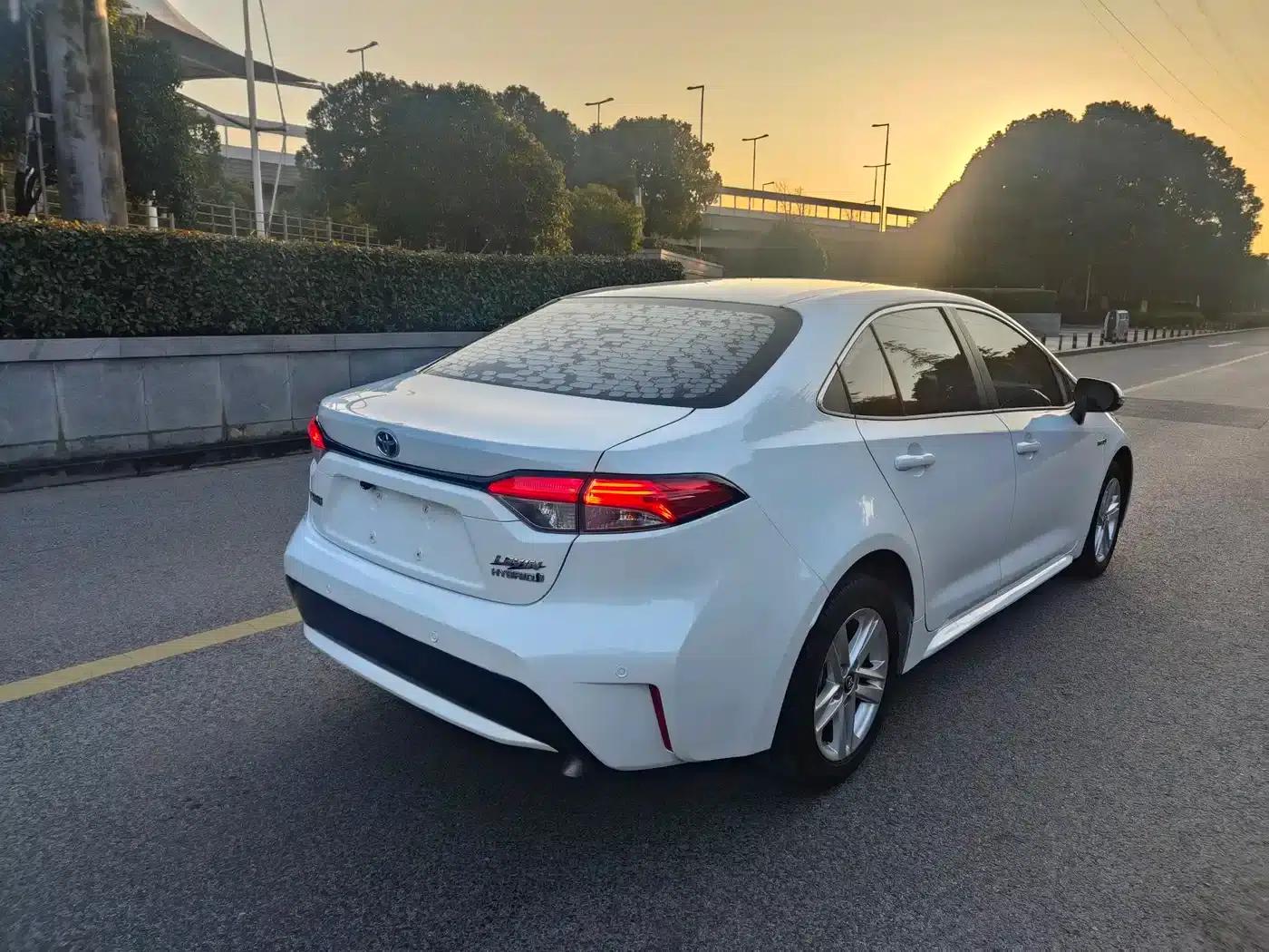 Levin 2022 Hybrid 1.8H E-CVT Entry Edition — миниатюра 4