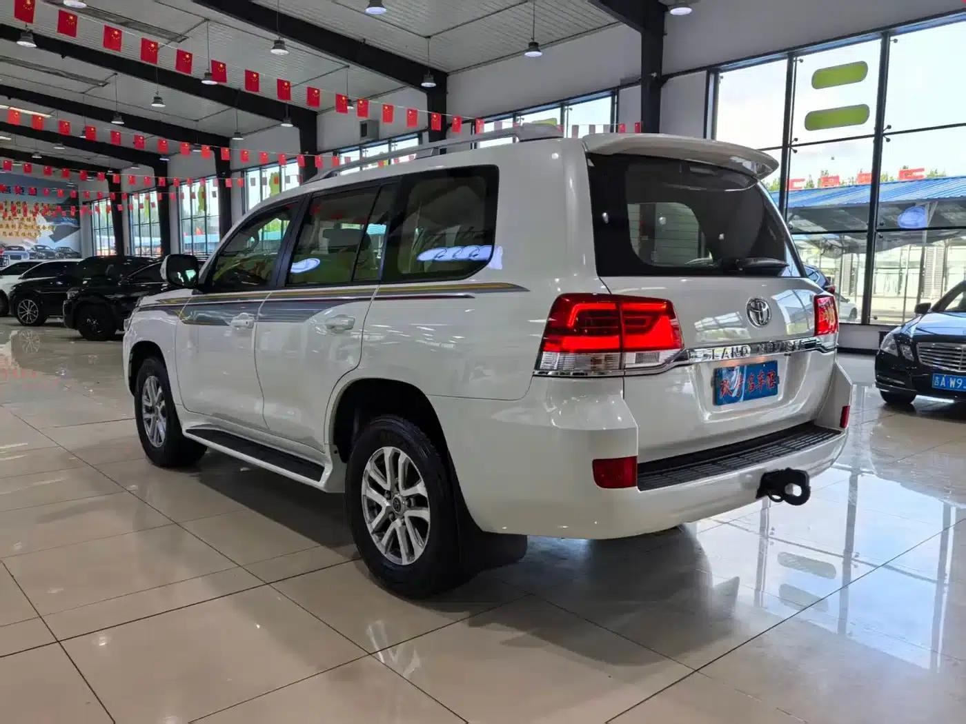 2015 Imported Land Cruiser 4.0L V6 Middle East Base Model — миниатюра 12