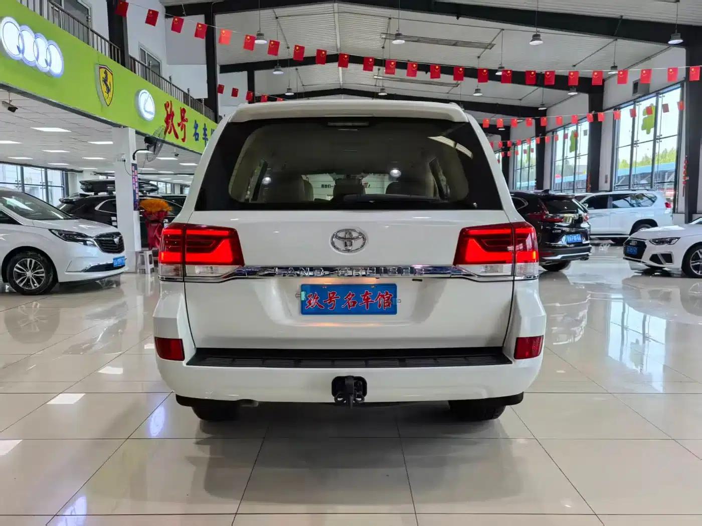 2015 Imported Land Cruiser 4.0L V6 Middle East Base Model — миниатюра 13
