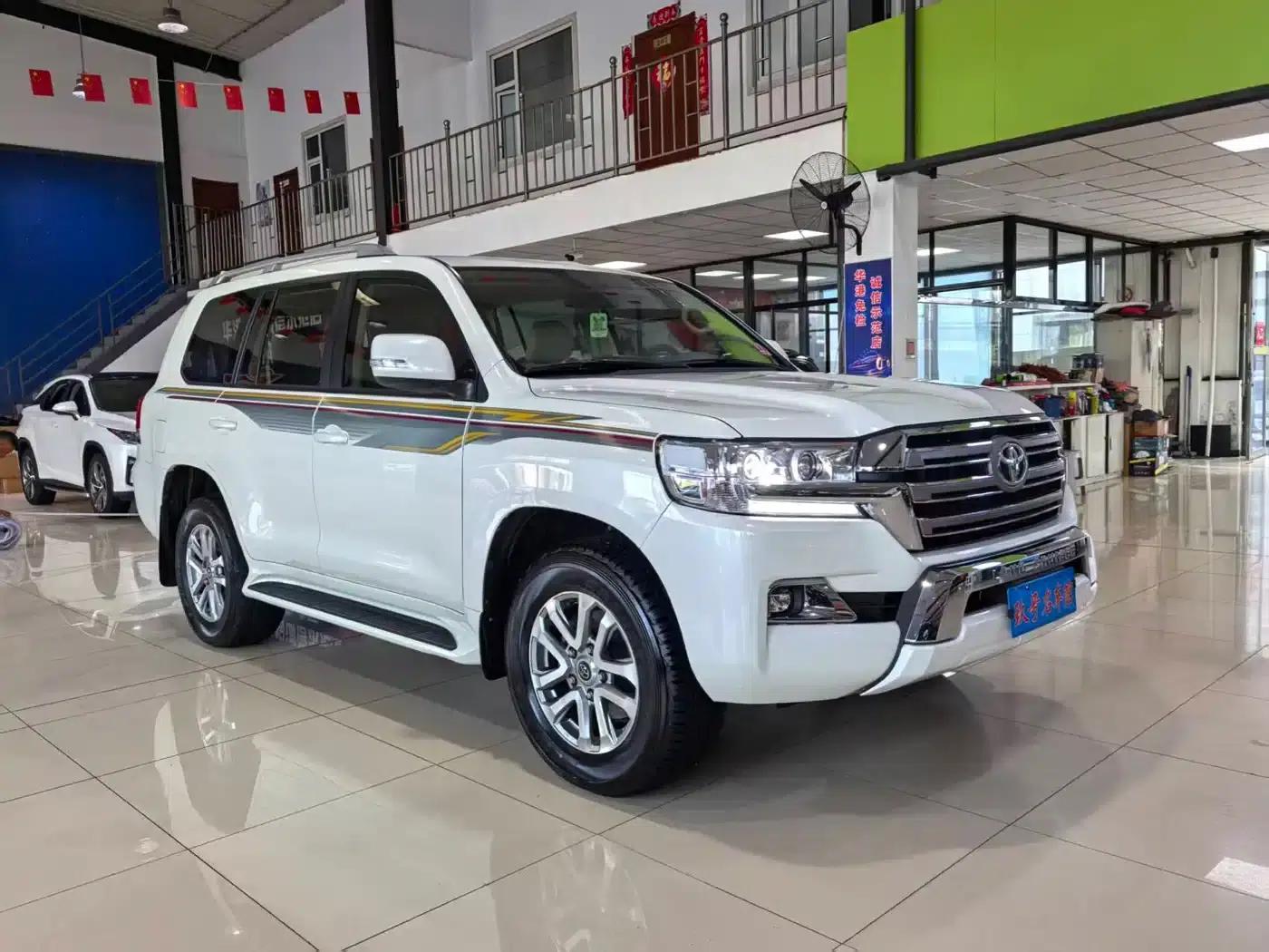2015 Imported Land Cruiser 4.0L V6 Middle East Base Model — миниатюра 3
