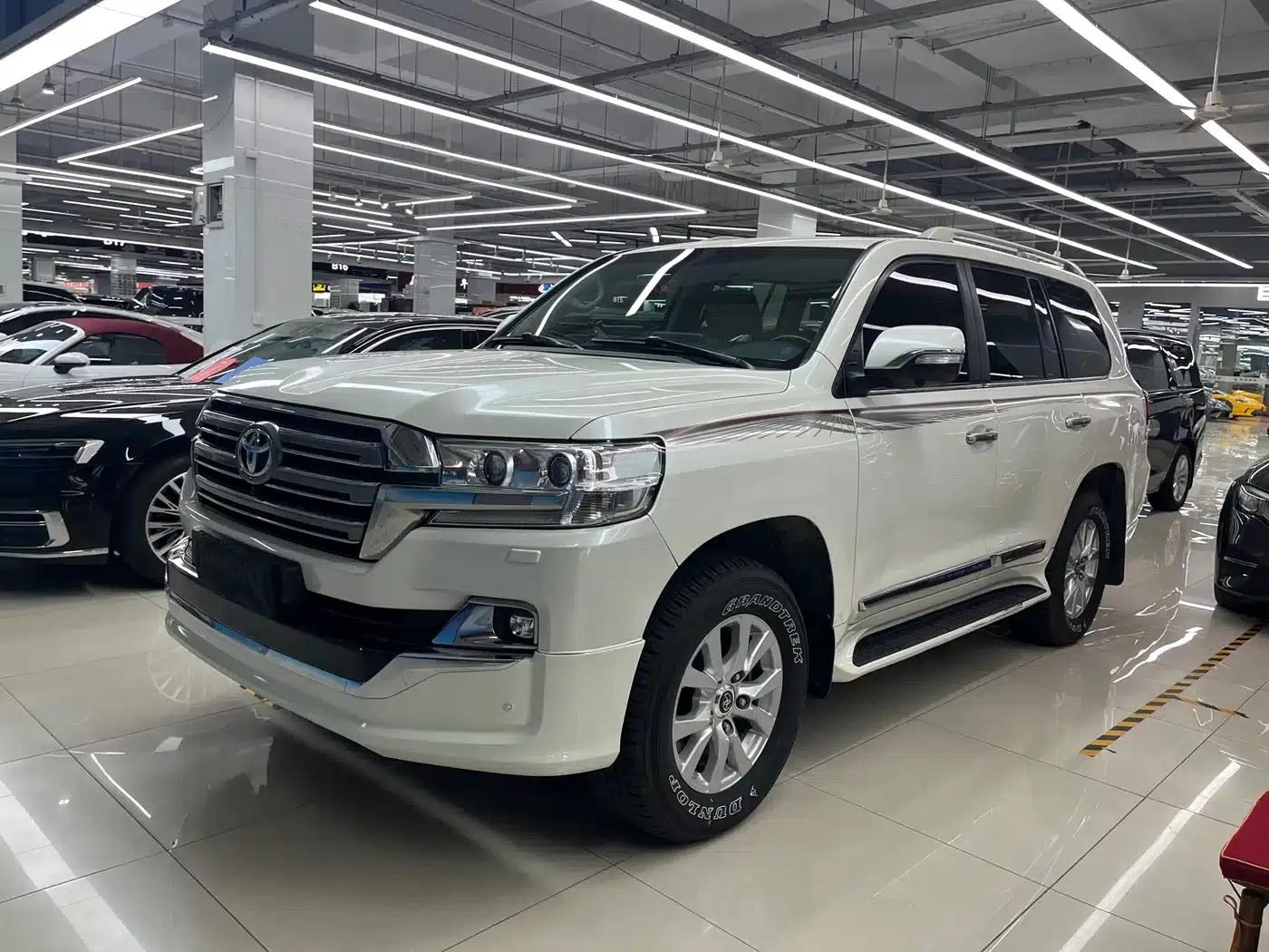 2019 Land Cruiser (Imported) 5.7L Automatic — миниатюра 1