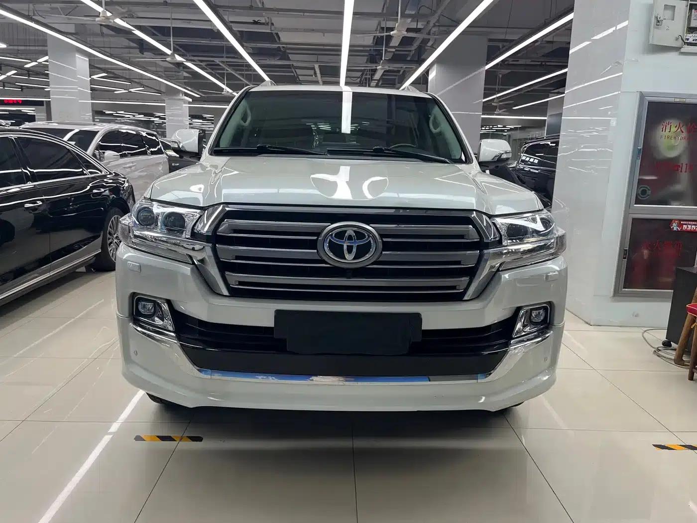 2019 Land Cruiser (Imported) 5.7L Automatic — миниатюра 2