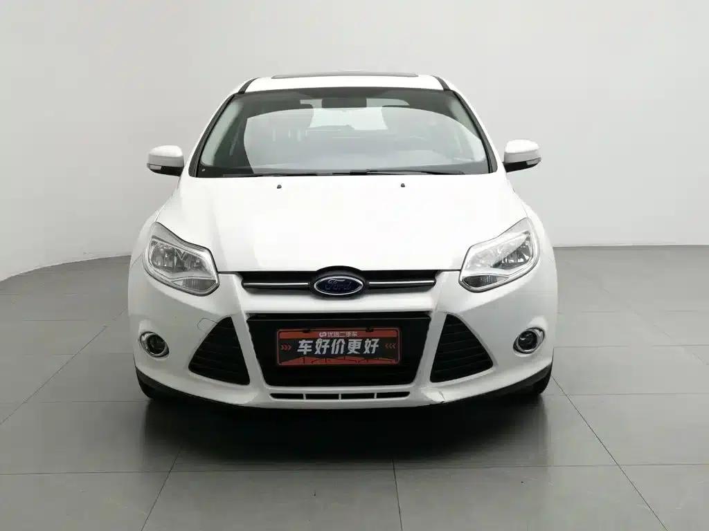 Ford Focus 2012 Hatchback 1.6L Automatic Fashion Edition — миниатюра 3