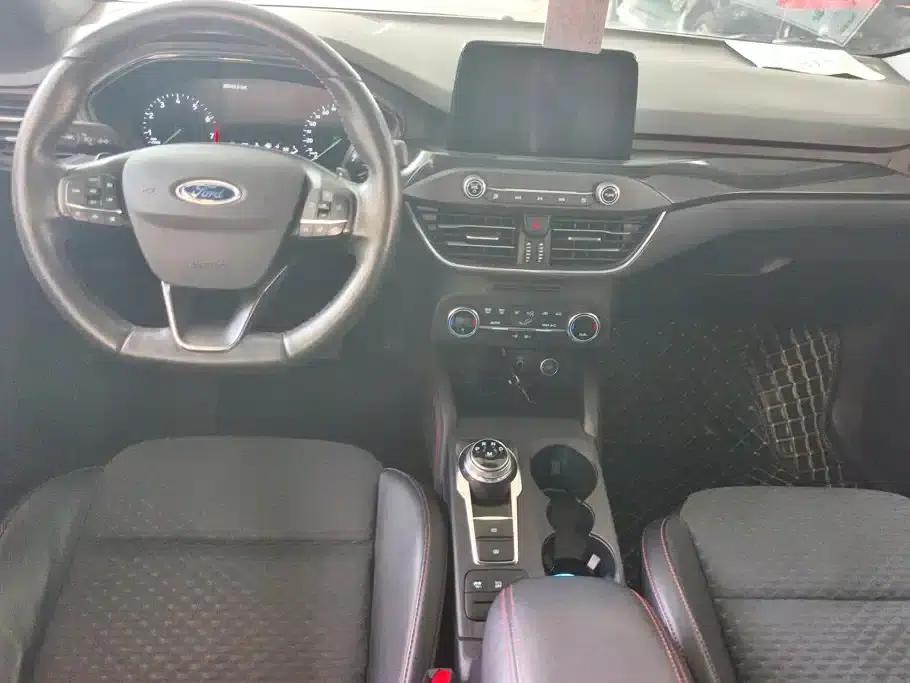 2020 Ford Focus Sedan EcoBoost 180 Automatic ST Line — миниатюра 12