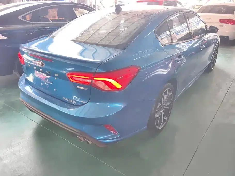 2020 Ford Focus Sedan EcoBoost 180 Automatic ST Line — миниатюра 3