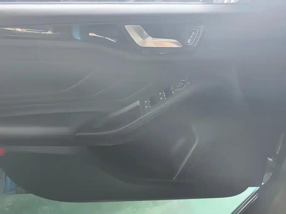 2020 Ford Focus Sedan EcoBoost 180 Automatic ST Line — миниатюра 7