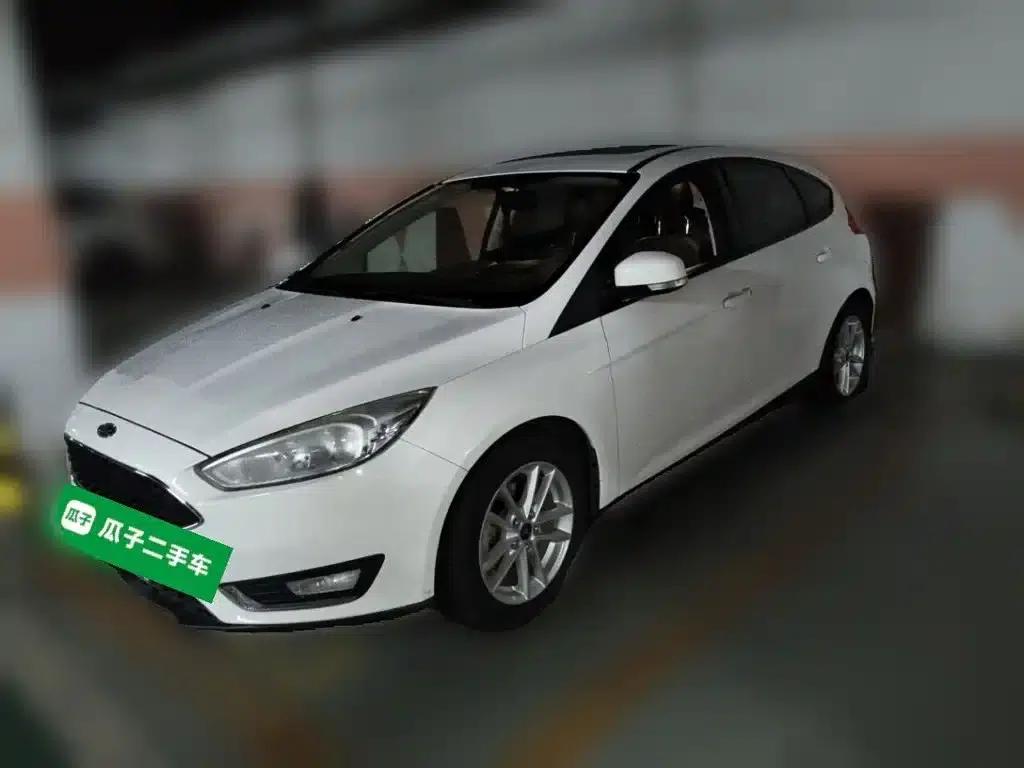 Ford Focus 2015 Hatchback 1.6L Automatic Fashion Edition — миниатюра 1