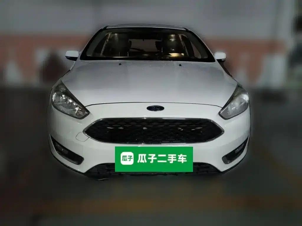 Ford Focus 2015 Hatchback 1.6L Automatic Fashion Edition — миниатюра 3