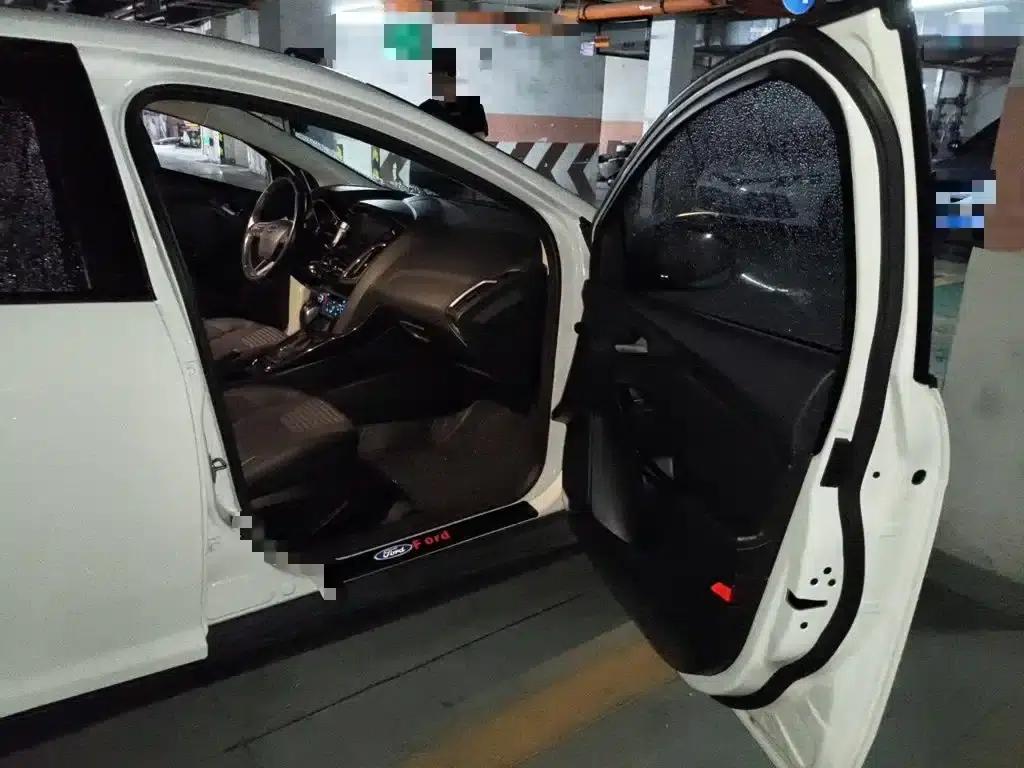 Ford Focus 2015 Hatchback 1.6L Automatic Fashion Edition — миниатюра 22