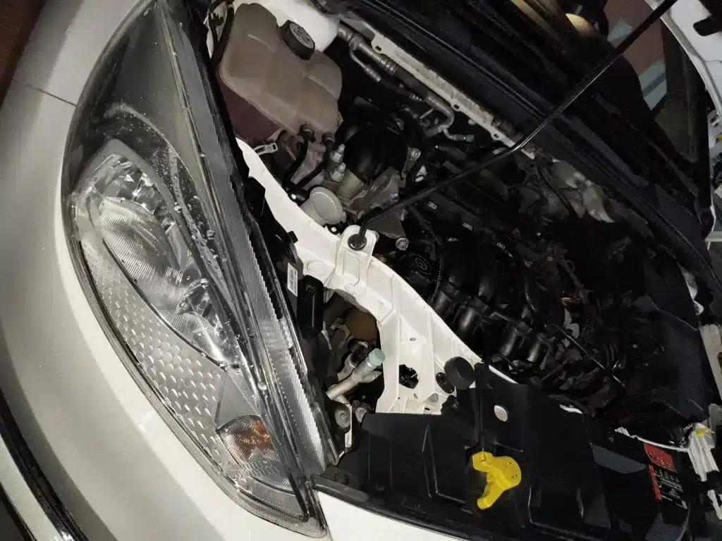 Ford Focus 2015 Hatchback 1.6L Automatic Fashion Edition — миниатюра 23