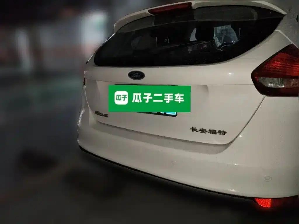Ford Focus 2015 Hatchback 1.6L Automatic Fashion Edition — миниатюра 4