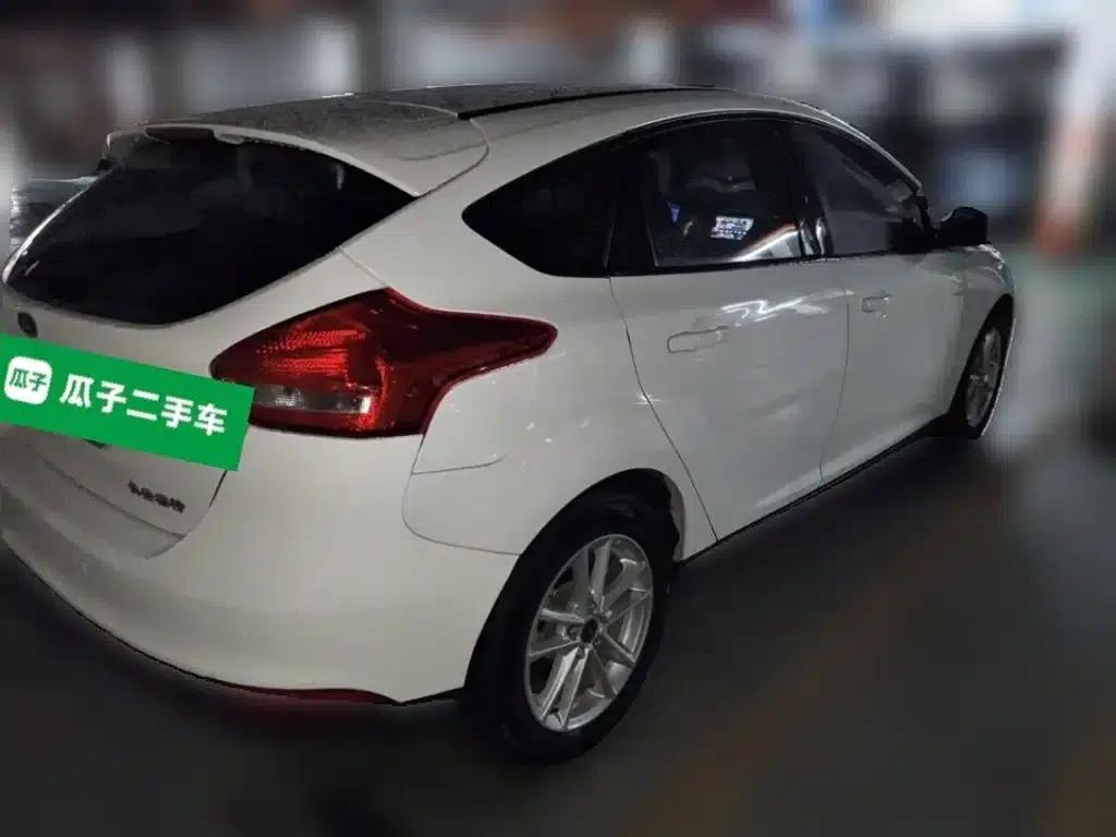 Ford Focus 2015 Hatchback 1.6L Automatic Fashion Edition — миниатюра 5