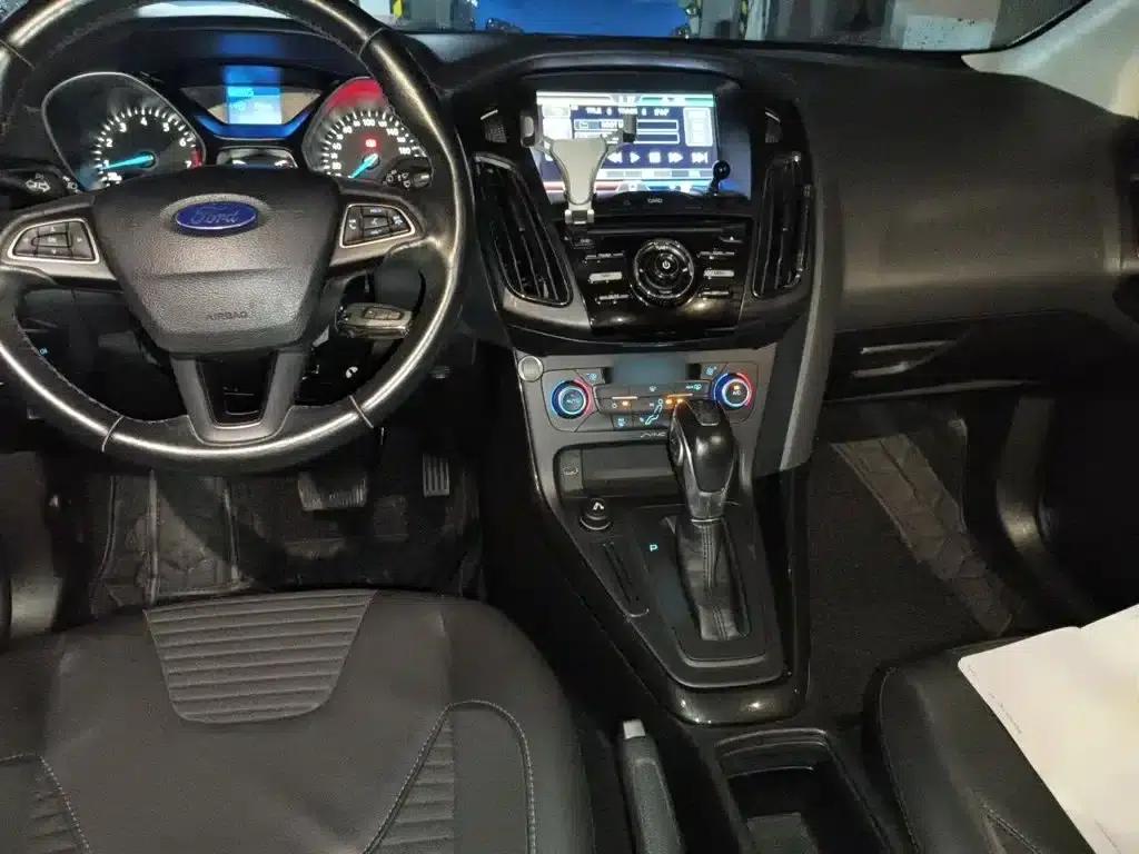 Ford Focus 2015 Hatchback 1.6L Automatic Fashion Edition — миниатюра 6