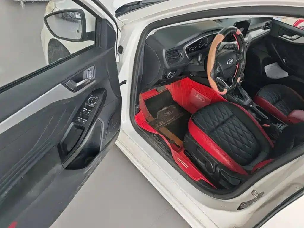 Ford Focus 2020 Sedan 1.5L Automatic Sport Edition — миниатюра 16