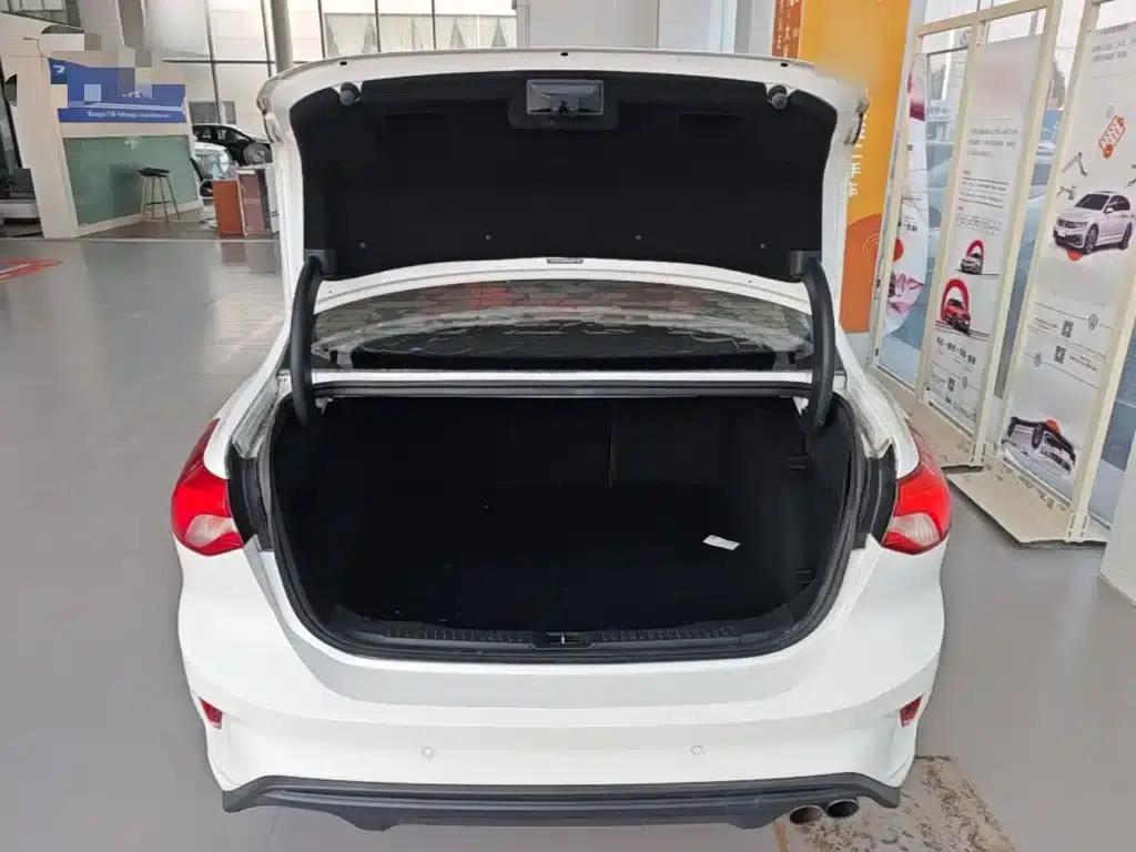 Ford Focus 2020 Sedan 1.5L Automatic Sport Edition — миниатюра 19