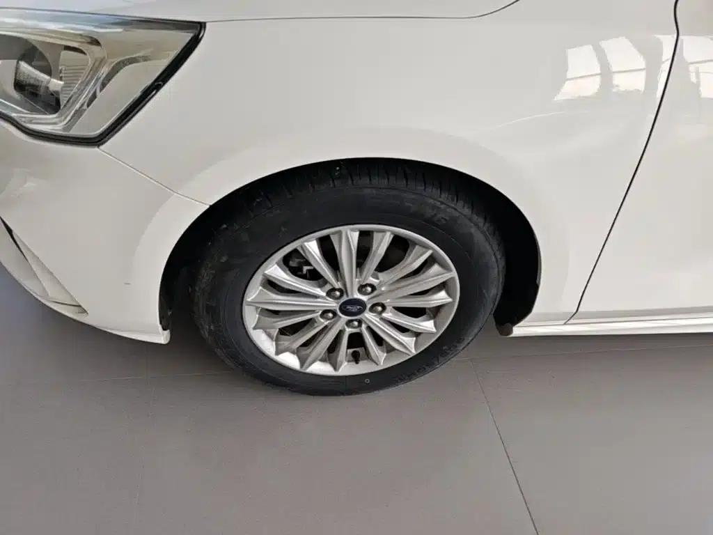 Ford Focus 2020 Sedan 1.5L Automatic Sport Edition — миниатюра 23