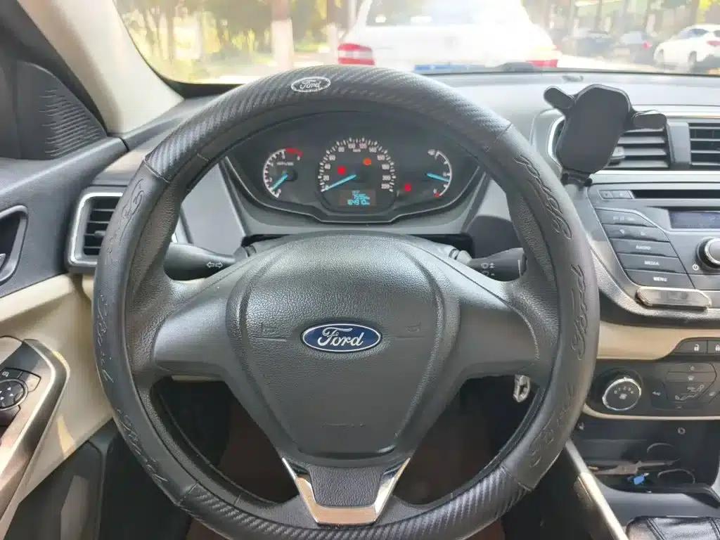 Ford Focus 2015 1.5L Manual Comfort Model — миниатюра 11