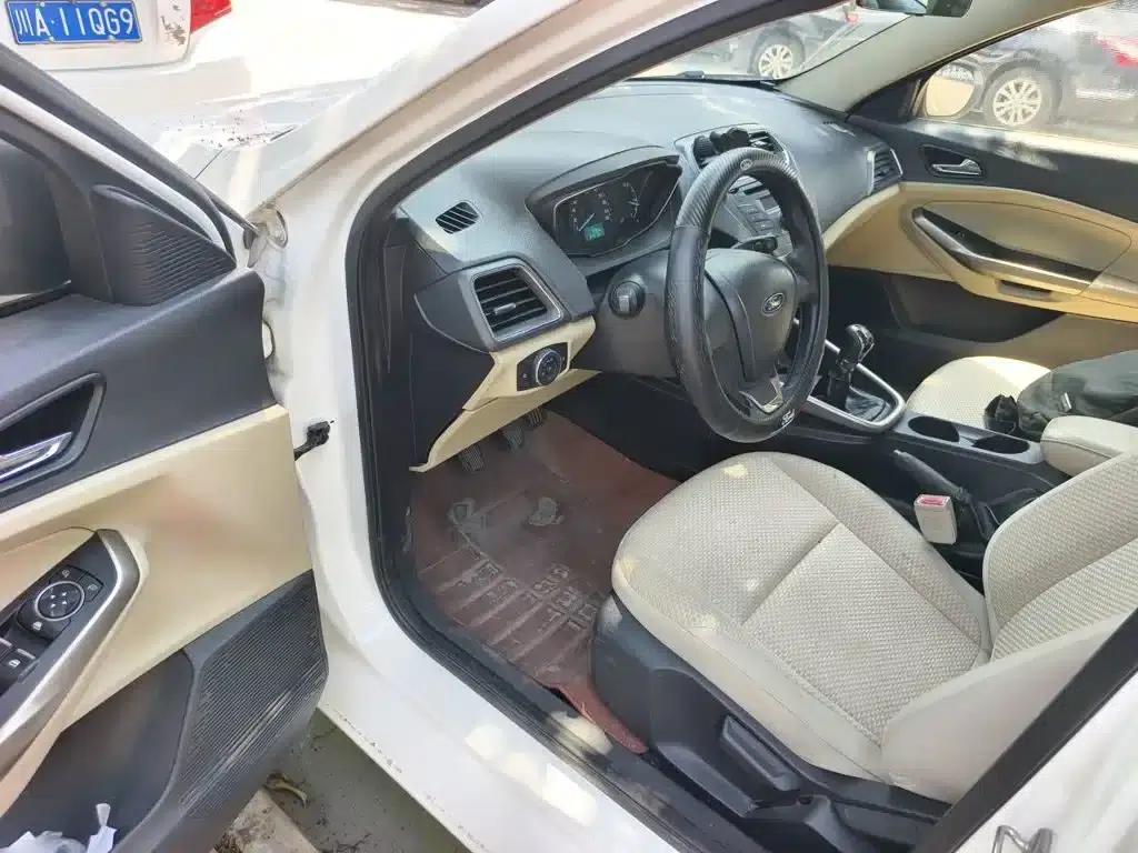 Ford Focus 2015 1.5L Manual Comfort Model — миниатюра 17