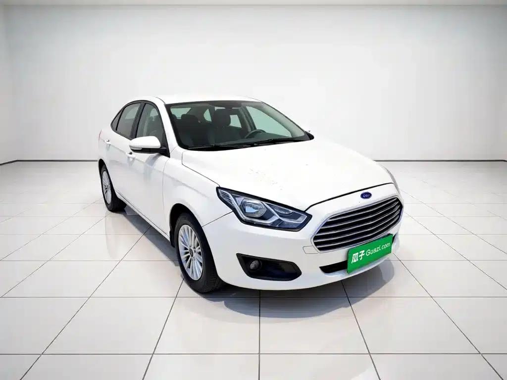 Ford Focus 2015 1.5L Manual Comfort Model — миниатюра 3